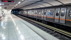 Σύνταγμα: Νεαρός έπεσε με πατίνι στο Μετρό και σώθηκε τελευταία στιγμή