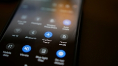 Τι συμβαίνει πραγματικά αν δεν βάλεις το κινητό σου σε λειτουργία πτήσης στο αεροπλάνο