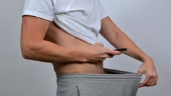 Το καλοκαίρι φέρνει... αλλαγές και εκεί κάτω: Τι είναι το «summer penis» και γιατί προκαλεί ανησυχία στους άνδρες