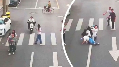 Σύγκρουση στην Κίνα: Μοτοσικλετιστής και πεζή τραυματίζονται επειδή... χαζεύαν και οι δύο στο κινητό! (vid)