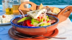 Χωριάτικη σαλάτα από «χρυσό»: Οι τιμές στα νησιά - Τι ισχύει για το «έξτρα» ελαιόλαδο