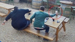 Αυτό θα πει ετοιμότητα: Αυστραλός «έφαγε» τούμπα αλλά έσωσε την μπύρα του σε παμπ (vid)