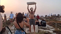 Οργή κατοίκων με τουρίστα στη Νάξο: Φωτογραφήθηκε με αρχαίο μάρμαρο στην Πορτάρα 