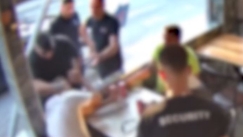 «Νταήδες» πλάκωσαν στο ξύλο εργαζόμενους ξενοδοχείου σε κατάστημα εστίασης: Τους έβγαλαν σηκωτούς (vid)