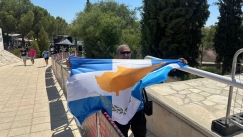Οπαδός με ελληνοκυπριακή σημαία