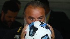 Οι αγκαλιές του Ηλιόπουλου, το τετ α τετ με Νίκολιτς - Ριμπάλτα και το φιλί στην μπάλα της πρόκρισης 