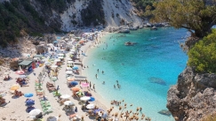 Καταγγελίες για «χαράτσι» 10 ευρώ σε δημόσια παραλία της Λευκάδας: «Η αισχροκέρδεια δεν σε αφήνει να την χαρείς» (vid)