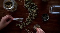 Υγειονομική «βόμβα» στο Ηνωμένο Βασίλειο: Εκρηκτική αύξηση ψυχωτικών επεισοδίων από κάνναβη