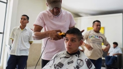 Νέοι «στρατιωτικοί» κανόνες στα σχολεία του Ελ Σαλβαδόρ: Έλεγχοι για τα κουρέματα και το dress code των μαθητών (vid)