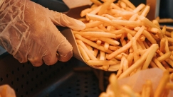 Μητέρα 3 παιδιών που δούλευε μόνη της και 12ωρα σε φαστφουντάδικο απολύθηκε επειδή αργούσε (vid)