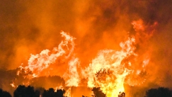 Κόλαση στην Πάτρα: Τυλίχθηκαν στις φλόγες οικισμοί και βιομηχανίες - Αρκετοί οι εγκαυματίες 