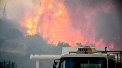 Μεγάλη η φωτιά στην Αχαΐα: Καίγονται σπίτια και επιχειρήσεις (vid)