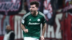 Ο Ιωαννίδης πανηγυρίζει γκολ με τον Ολυμπιακό