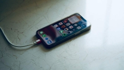 Τεχνολόγος προειδοποιεί τους χρήστες iPhone να μην φορτίζουν ποτέ τη συσκευή τους στο 100% 