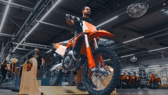 Η KTM ξεπερνά την κρίση και επιστρέφει στην πλήρη παραγωγή (vid)