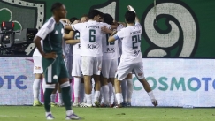 Oι παίκτες του Λεβαδειακού πανηγυρίζουν στη Λεωφόρο 