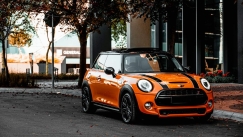 Mini Cooper: Το αυτοκίνητο-θρύλος που γεννήθηκε σε μια χαρτοπετσέτα από Έλληνα σχεδιαστή (vid)