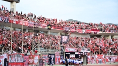 «Κοκκίνισαν» το Πανθεσσαλικό 13.000 φίλοι του Ολυμπιακού 