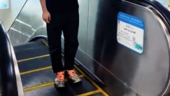 Εκατομμύρια χρήστες στο TikTok έμειναν άναυδοι όταν ανακάλυψαν σε τι χρησιμεύουν οι πλαϊνές βούρτσες στις κυλιομένες σκάλες (vid)