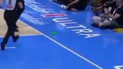 Θεατής πέταξε ξανά sex toy κατά τη διάρκεια αγώνα στο WNBA! (vid)