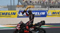 Γιατί ο Μπετζέκι πανηγύρισε τη νίκη του στο Σπριντ κρατώντας ένα προσθετικό πόδι (vid)