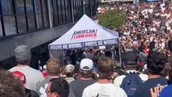 Πυροβόλησαν στον λαιμό συντηρητικό ακτιβιστή και σύμμαχο του Τραμπ στο Πανεπιστήμιο της Γιούτα (vid)