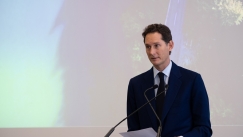 Ο Τζον Έλκαν είναι «δέσμιος» της Stellantis