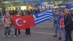 Έλληνες και Τούρκοι φίλαθλοι έξω από το γήπεδο