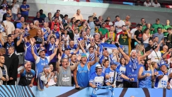 Η εξέδρα στο ματς με τη Λιθουανία