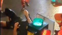 Άνδρας στην Κίνα τράκαρε με πατίνι και κατέληξε με το κεφάλι… μέσα σε φανάρι (vid)