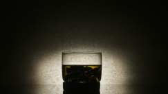 Ξύπνησε σε ξενοδοχείο χωρίς ανάμνηση των τελευταίων 5 ημερών: Τι αποκαλύπτουν οι «μαύρες» ζώνες μνήμης από το αλκοόλ