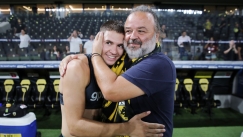 Η «πατρική» αγκαλιά του Ηλιόπουλου στον MVP Καλοσκάμη