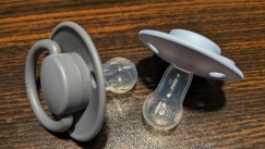 Νέα τάση: Ενήλικες χρησιμοποιούν πιπίλες για άγχος και ύπνο – Τι λένε οι γιατροί; (vid)