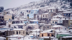 Επιδείνωση του καιρού: Χειμωνιάτικο σκηνικό με πτώση θερμοκρασίας και τα πρώτα χιόνια (vid)