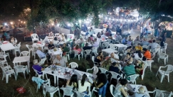 Η πλαστική καρέκλα μονομπλόκ: Το σήμα κατατεθέν στα ελληνικά πανηγύρια και τις αυλές μας (vid)