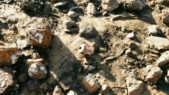 Μακάβρια ανακάλυψη: Δεκάδες ανθρώπινες στάχτες βρέθηκαν σε σωρούς στην έρημο