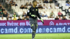 ΑΛΜΠΑΝ ΛΑΦΟΝ – Ποδοσφαιριστής Παναθηναϊκού -Προερχόσουν από μια μακρά περίοδο απραξίας, αλλά μέσα σε λίγες ημέρες έκανες το ντεμπούτο σου με τον Παναθηναϊκό και κλήθηκες στην Εθνική ομάδα της Ακτής Ελεφαντοστού. Πως επέδρασε αυτό στην ψυχολογία σου; «Είναι αλήθεια πως είχα μια περίοδο προσαρμογής, δεν αγωνιζόμουν αλλά δήλωνα το παρών. Ήταν για εμένα μια ευκαιρία να μπορέσω να αντλήσω ορισμένες πληροφορίες. Όσον αφορά την κλήση μου στην Ακτή Ελεφαντοστού, αυτό αποτέλεσε μια αλλαγή. Θέλω να πω ότι είμαι ιδια