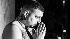 Mad Clip: Συγκινητικές στιγμές 4 χρόνια μετά τον θάνατό του – Θαυμαστές τίμησαν τη μνήμη του στο σημείο του δυστυχήματος