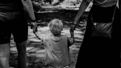 Τι κρύβει η υπερβολική εξάρτηση από τα παιδιά; Οι ψυχολόγοι προειδοποιούν