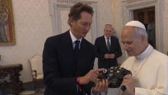 Ο πρόεδρος της Ferrari χάρισε στον Πάπα τιμόνι μονοθεσίου F1 της Scuderia (vid)