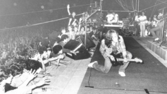 Η επεισοδιακή συναυλία του Rory Gallagher στη Νέα Φιλαδέλφεια: Τα ΜΑΤ έριχναν σφαίρες στα πόδια των ροκάδων (vid)