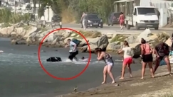 Το «έθιμο» συνεχίζεται στη Σκιάθο: Τουρμπίνα αεροπλάνου σκορπάει στη θάλασσα βαλίτσες και τουρίστες (vid)