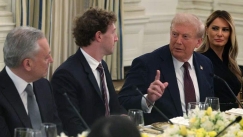 Ο Τραμπ έπιασε απροετοίμαστο τον Ζάκερμπεργκ και εκείνος απολογήθηκε: «Δεν ήξερα τι να απαντήσω» (vid)