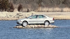 Το παράξενο «Volvo Island»: Το νησί με μοναδικό κάτοικο... ένα αυτοκίνητο (vid)