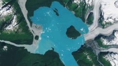 «Κόκκινο» σήμανε στην Αλάσκα: Δημιουργήθηκε νησίδα σε λίμνη εξαιτίας της κλιματικής κρίσης (vid)