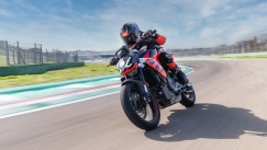 Οδηγούμε το Aprilia Tuono 457 με την απόλαυση στο επίκεντρο
