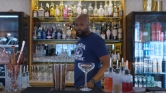 «Είμαι Βίκινγκ»: Αμερικανός άφησε τη ζωή του για ένα μπαρ στον Αρκτικό Κύκλο