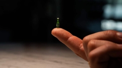 Παρουσιάστηκε η μικρότερη μπύρα στον κόσμο: Το μπουκαλάκι είναι όσο ένας κόκκος ρυζιού (vid)