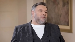 Αποκαλυπτικός Αρναούτογλου: «Είμαι τόσο θρησκόληπτος που δεν έκανα σεξ κάθε Τετάρτη και Παρασκευή» (vid)
