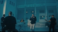 Έσκασε το νέο βίντεο κλιπ του ΛΕΞ με... guest star τσαμπουκαλεμένο Μπισμπίκη!